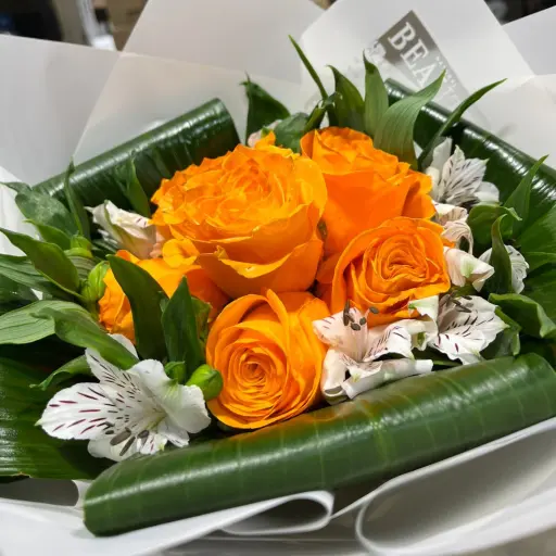 ramo de  6 rosas naranjas con papel coreano 
